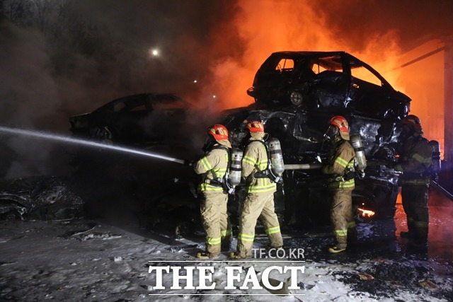 소방관들이 진화 작업을 벌이고 있따다. / 충남소방본부 제공