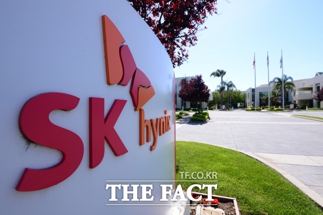 SK하이닉스가 1차 협력사를 대상으로 ESG 관리 역량을 향상할 수 있도록 지원하기 위해 '공급망 ESG 온라인 자가평가'를 실시했다고 24일 밝혔다. /더팩트 DB