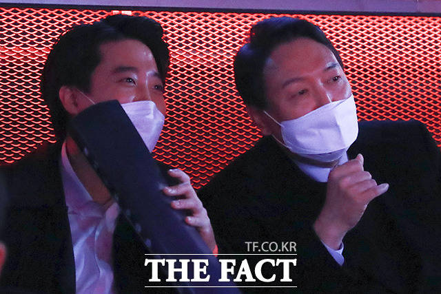 이준석 국민의힘 대표(왼쪽)가 윤석열 후보(오른쪽)와 국민의당 안철수 후보의 단일화를 주장하는 당내 목소리를 강하게 비판했다. /이선화 기자