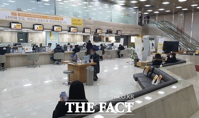 금융위원회에 따르면 오늘(21일)부터 11개 은행에서 청년희망적금이 정식 출시된다. /더팩트 DB