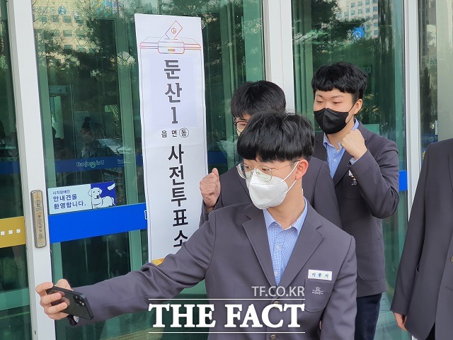 제20대 대통령선거 사전투표 첫날인 4일 대전시청에 마련된 둔산1동사전투표소 투표를 마친 충남고 3학년 학생들이 기념촬영을 하고 있다. / 대전 = 김성서 기자