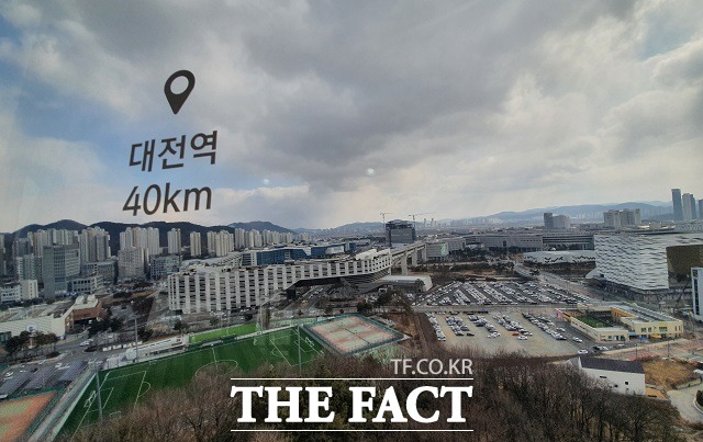 밀마루전망대에서 내려다 본 세종 신도시(행복도시) 모습. 가운데 구불구불하게 긴 건물은 정부세종1청사다. /세종= 최준호 기자