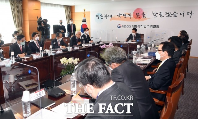 29일 서울 종로구 통의동 금감원 연수원에 마련된 제20대 대통령직인수위원회에서 윤석열 대통령 당선인 주재로 간사단 회의가 열리고 있다. /인수위사진기자단