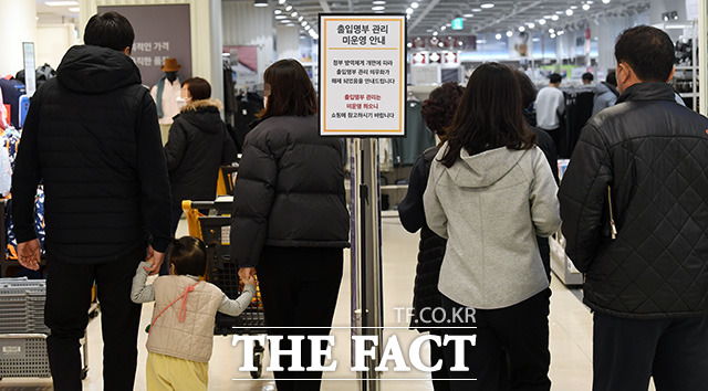 산업통상자원부에 따르면 지난달 주요 유통업체 매출은 전년 동월 대비 4.7% 상승한 것으로 나타났다. 사진은 지난달 19일 오후 서울시 한 대형마트에서 쇼핑하는 고객들의 모습. /남용희 기자