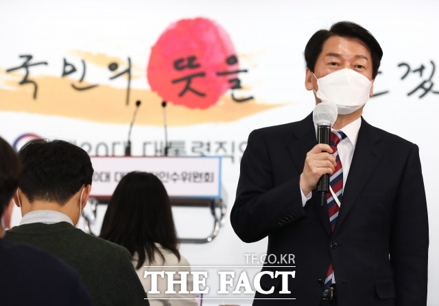 안철수 대통령직 인수위원회 위원장이 30일 오전 서울 종로구 통의동 인수위에서 기자간담회를 갖고 있다. /인수위사진기자단