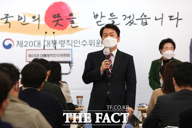 안철수 대통령직 인수위원장이 30일 오전 서울 종로구 통의동 인수위에서 기자간담회를 하고 있다. /인수위사진기자단