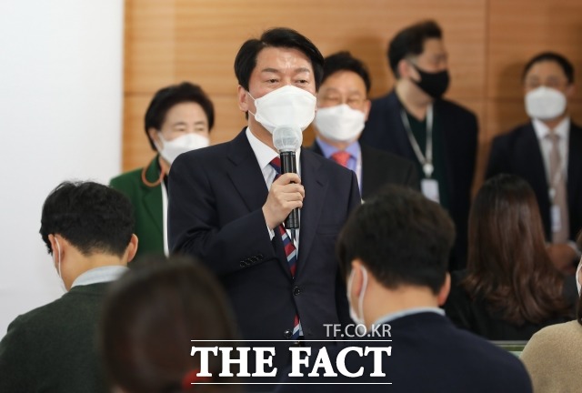 안철수 대통령직 인수위원장이 30일 오전 서울 종로구 통의동 인수위에서 기자간담회를 하고 있다. /인수위사진기자단