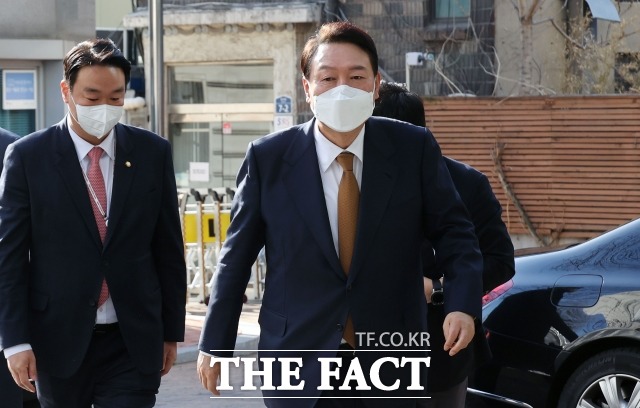 윤석열 대통령 당선인이 1일 오전 서울 종로구 통의동 금감원 연수원에 마련된 제20대 대통령직인수위원회 집무실로 출근하고 있다. /인수위사진기자단