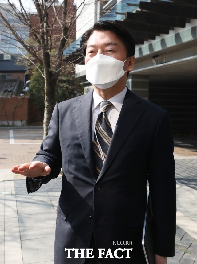 안철수 대통령직 인수위원장이 6일 오전 종로구 통의동 대통령직인수위원회 출근길에서 기자들과 만나 