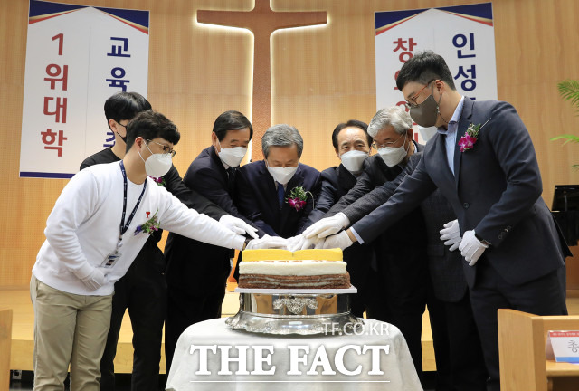 한남대 66주년 기념 떡케이크를 절단하고 있다. 이광섭 총장(왼쪽에서 세번째)/한남대 제공