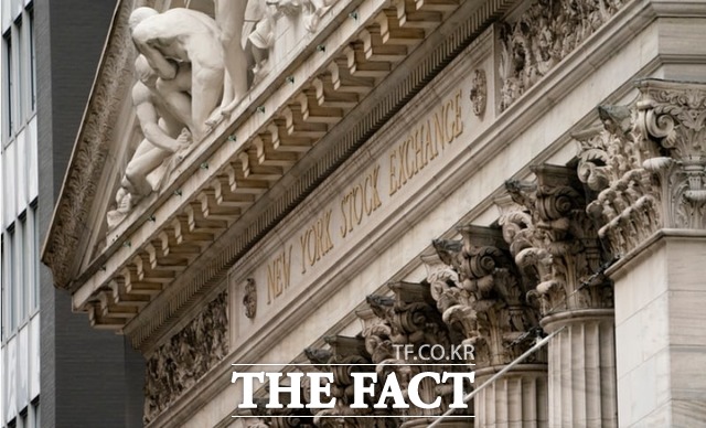 13일(현지시각) 뉴욕증권거래소(NYSE)에서 우량주 중심의 다우존스산업평균지수는 전 거래일보다 1.01%(344.23포인트) 오른 3만4564.59로 장을 마쳤다. /AP.뉴시스