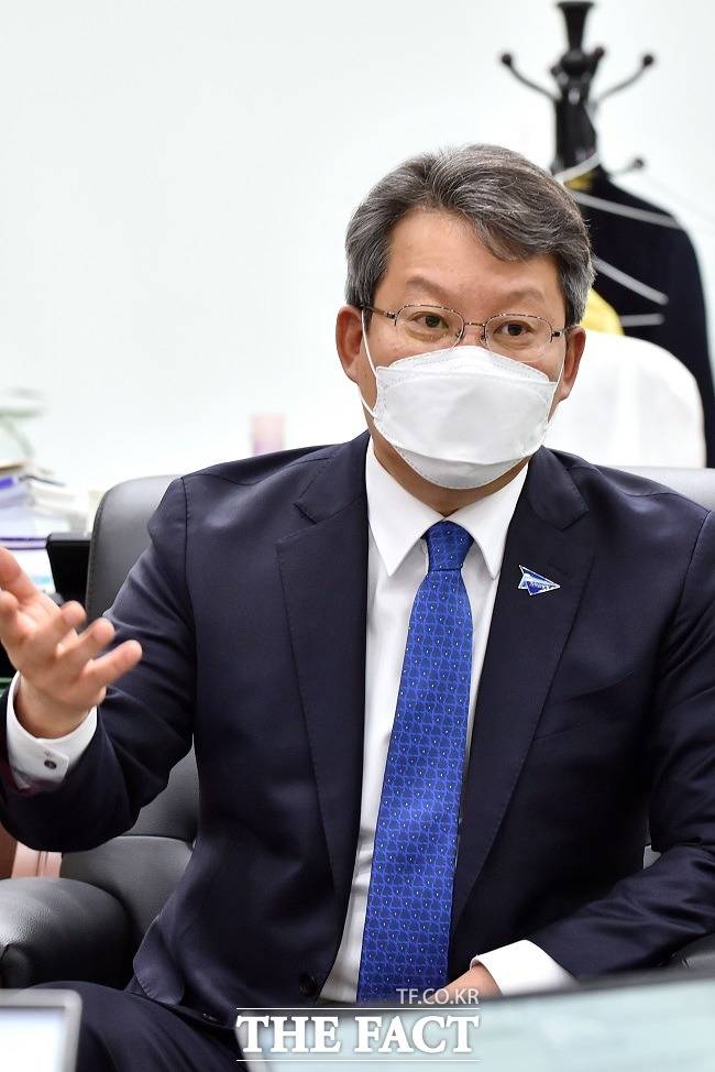 오는 6월 1일 치러지는 제8회 전국동시지방선거에서 더불어민주당 부산시장 후보로 단수 추천된 변성완 전 부산시장 권한대행. /더팩트 DB