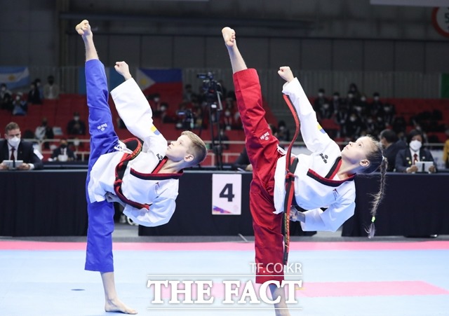다비스 가브릴로프(남, 13세), 예바 가브릴로바(여, 12세) 우크라이나 남매의 경기 모습/세계태권도대회추진단 제공