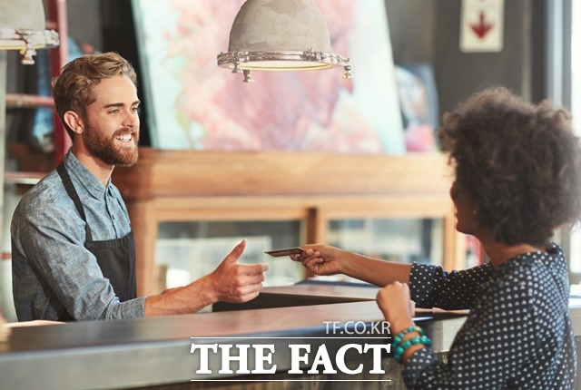 지난달 미국의 개인소비지출(PCE) 물가지수가 지난해 3월에 비해 6.6% 상승한 것으로 나타났다. 한 고객이 결제하기 위해 신용카드를 주고 있다./미국 상무부