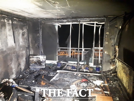 3일 오후 9시43분쯤 부산 사하구 감천동에 있는 한 아파트 13층에서 불이 났다./부산소방본부 제공.