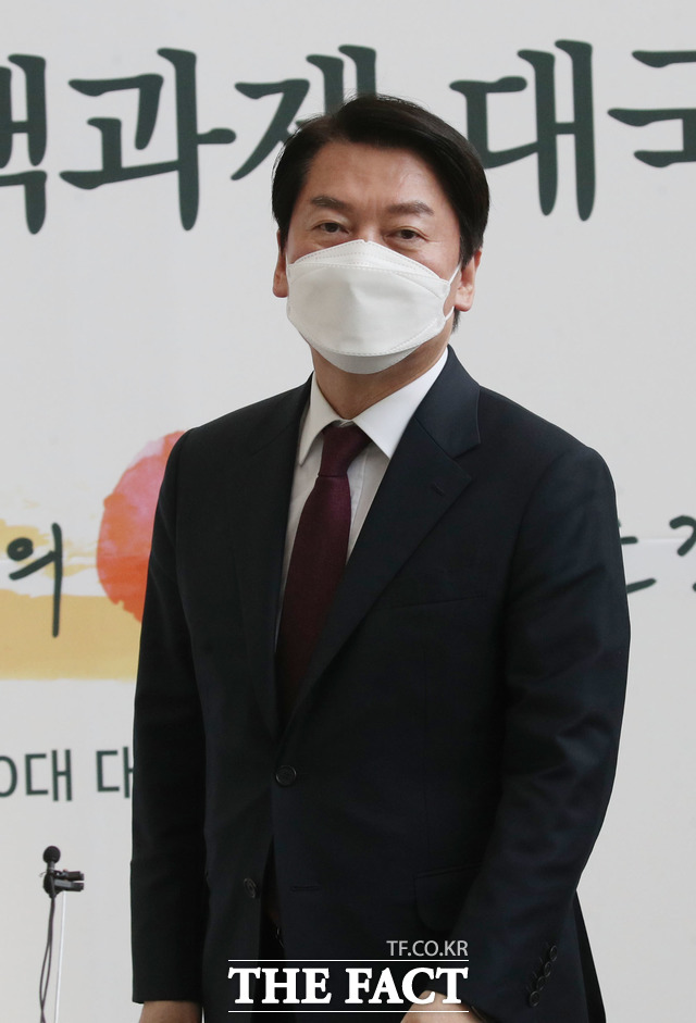 안철수 대통령직인수위원장이 6일 경기 수원시 경기도경제과학진흥원에서 열린 경기도 지역 정책과제 국민보고회를 마친 후 취재진 질문에 답변하고 있다. /인수위사진취재단