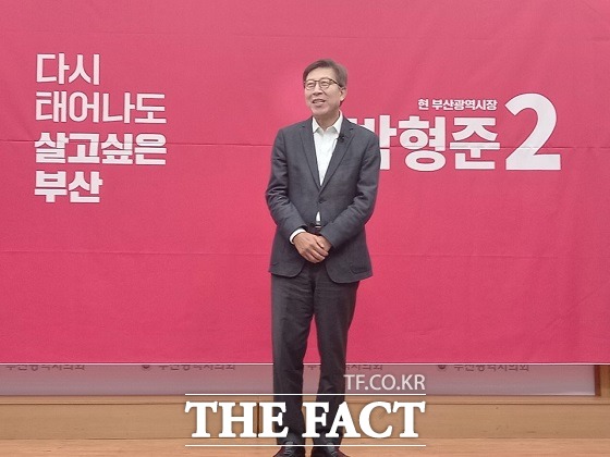 박 후보는 이날 오전 10시 부산시의회 브리핑룸에서 