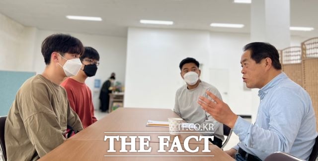 김재무 민주당 광양시장 후보가 경영난을 겪으며 존폐위기에 처한 광양보건대를 방문, 학생회장 등과 대화를 나누고 있다. /김재무 후보 사무실 제공