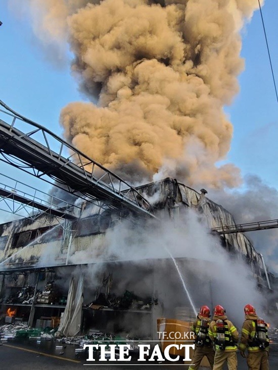 지난 1월 아산시에서 발생한 공장 화재 현장에서 소방공무원들이 화재를 진압하고 있다. / 충남소방본부 제공