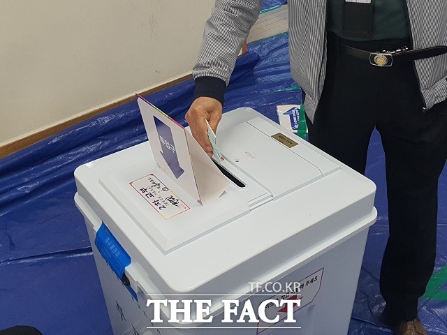제8회 전국동시지방선거가 진행되는 1일 대전시 유성구에 마련된 한 투표소에서 유권자가 투표를 하고 있다. / 대전 = 김성서 기자