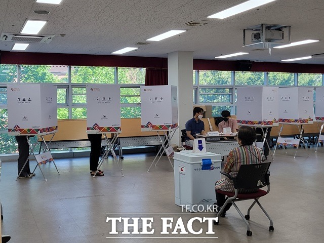 천안축구센터에 마련된 성정2동 제5투표소를 찾은 시민들이 투표를 하고 있다. / 천안 = 김아영 기자