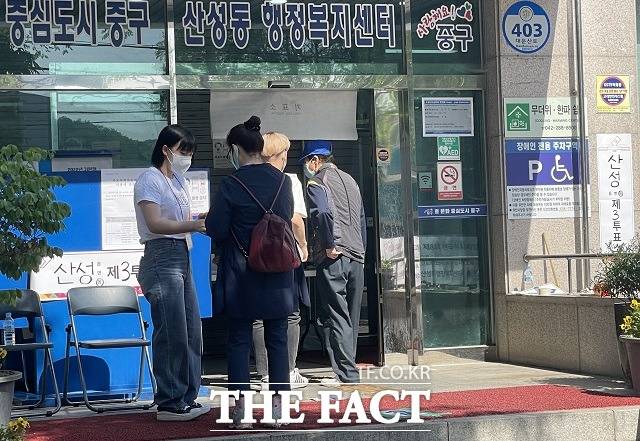 제8회 전국동시지방선거가 진행되는 1일 대전시 중구 산성동 행정복지센터에 마련된 산성동 제3투표소에서 유권자들이 투표를 기다리고 있다. / 대전 = 김성서 기자