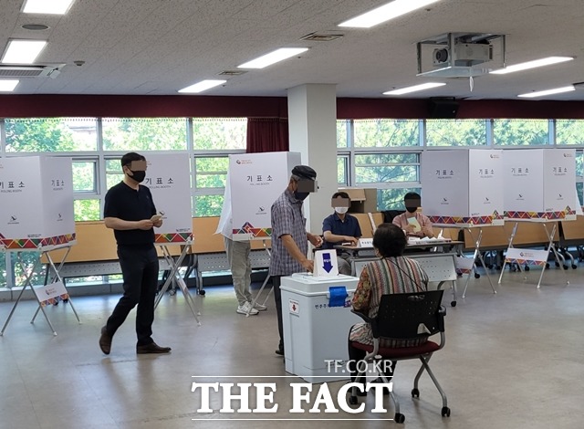천안축구센터에 마련된 성정2동 제5투표소를 찾은 시민들이 투표를 하고 있다. / 천안 = 김아영 기자