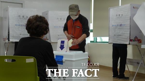 1일 인천 미추홀구 학산소극장에 마련뒨 용현1·4동 제5투표소에서 한 유권자가 투표함에 투표용지를 넣고 있다. /인천=지우현 기자