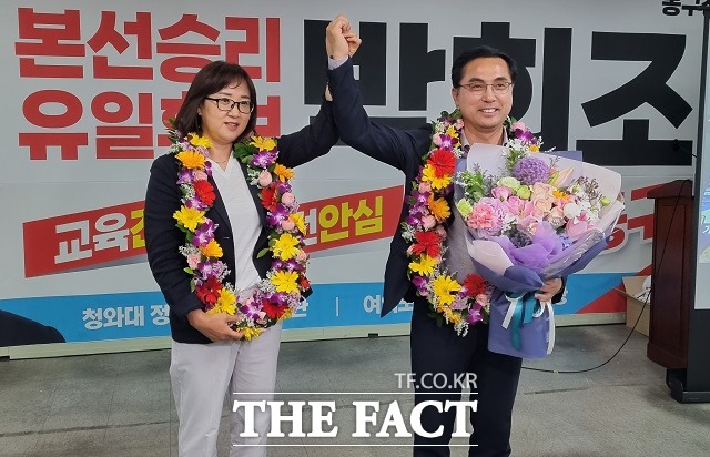 대전 동구청장 당선이 확실시된 국민의힘 박희조 대전 동구청장 후보(사진 오른쪽)가 기념촬영을 하고 있다. / 박 후보 캠프 제공