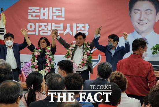 제8회 전국동시지방선거에서 의정부시장에 당선을 확정 지은 국민의힘 김동근 당선자가 지지자들에게 인사를 하고 있다./김동근 당선자 캠프 제공