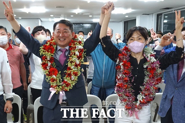 대전 서구청장 당선이 확실시된 국민의힘 서철모 대전 서구청장 후보(사진 왼쪽)가 지지자들의 환호에 화답하고 있다. / 서 후보 캠프 제공