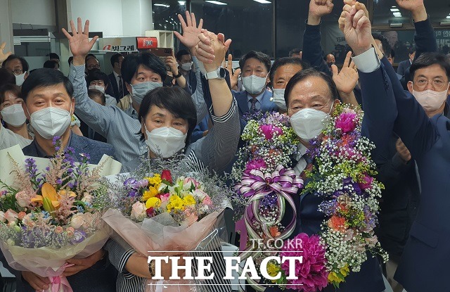 대전교육감에 당선된 설동호 대전교육감 후보(사진 오른쪽)가 2일 지지자들의 환호에 화답하고 있다. / 대전 = 김성서 기자