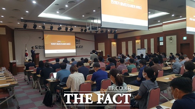 힘쎈 충남 준비위원회가 지난 21일 천안 충남북부상공회의소에서 도민들에게 김태흠 당선인의 공약을 설명하고 있다. / 힘쎈 충남 준비위 제공