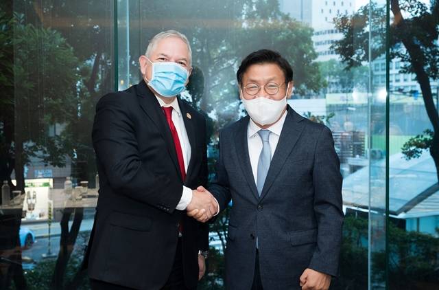 삼성전자 생활가전사업부장 이재승 사장(오른쪽)이 지난 6일 서울에서 엔리케 레이나 온두라스 외교부 장관을 만나 악수하고 있다. /삼성전자 제공