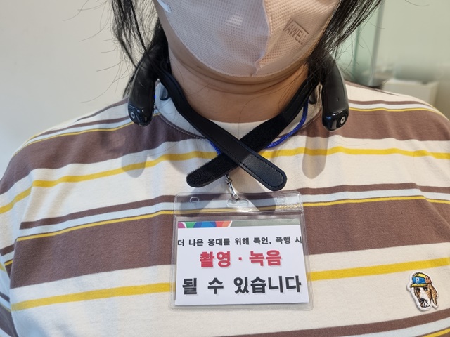 부착형 카메라는 목걸이 형태로, 이동 중에도 사각지대 없이 360도 주변을 촬영할 수 있는 장치이다. / 충남도 제공
