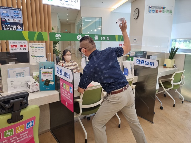 충남도는 8일 도청 민원실에서 민원인의 폭언·폭행 등 위법행위로부터 안전한 민원실 조성을 위해 하반기 모의훈련을 실시했다. / 충남도 제공