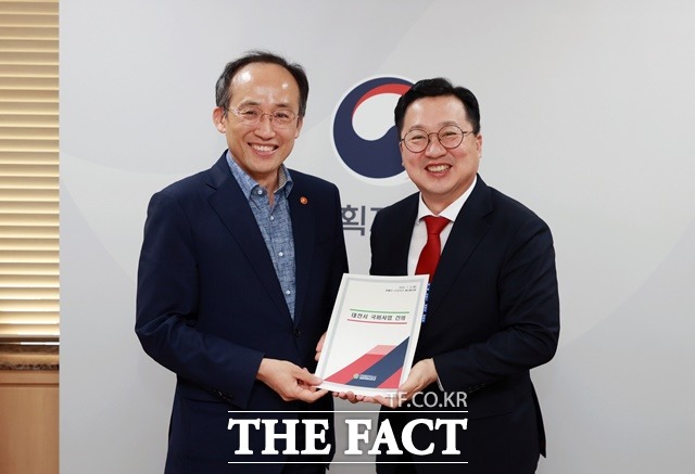 이장우 대전시장(오른쪽)은 9일 추경호 경제부총리를 만나 지역 현안사업에 대한 국비 지원을 요청했다. / 대전시 제공