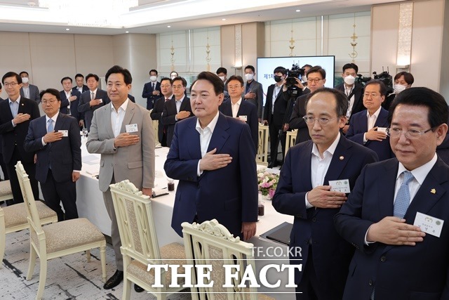 11일 발표된 한국사회여론연구소 여론조사 결과 윤석열 대통령의 국정운영 지지율은 34.5%를 기록했다. 부정 평가는 60.8%를 기록, 처음으로 60%대에 진입했다. 윤 대통령이 지난 8일 서울 용산 대통령실 청사에서 열린 제1차 민선 8기 시·도지사 간담회에서 국기에 대한 경례를 하는 모습. /대통령실 제공