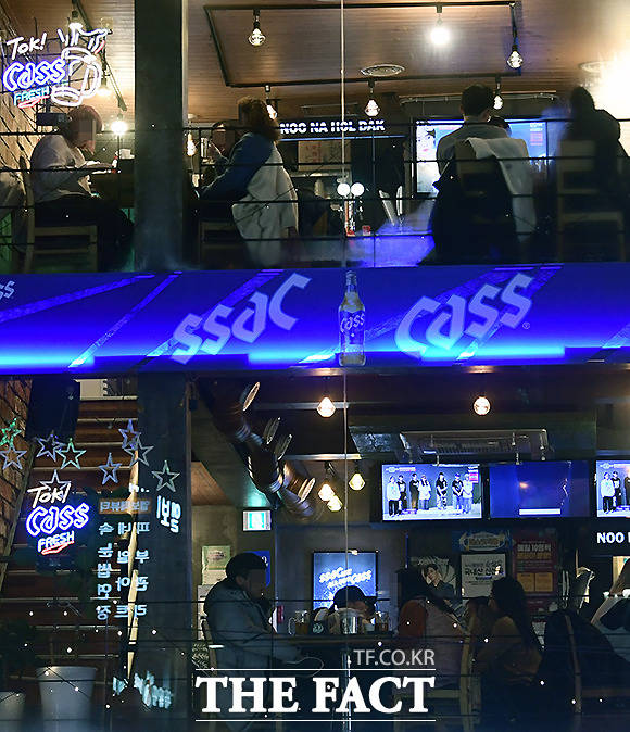 11일 여신금융협회에 따르면 사회적 거리두기가 해제된 지난 5월 전체 카드 승인액은 99조3000억 원으로 지난해 같은 기간 대비 20.7% 늘었다. /이새롬 기자 