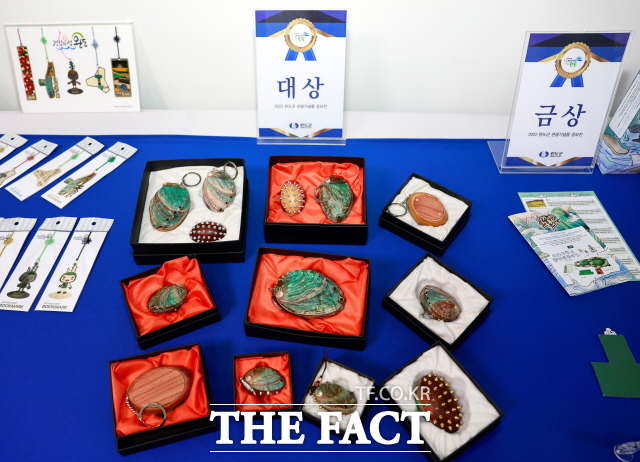 완도군 관광기념품 공모전 대상작 (전복 지압과 향통)/완도군 제공