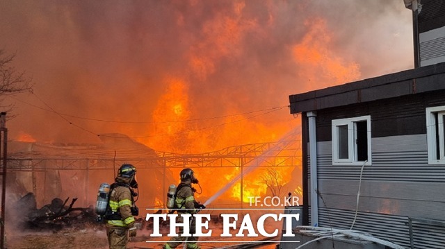 경기북부 소방관들이 화재진압 활동을 펼치고 있는 모습 . /경기도북부소방재난본부 제공