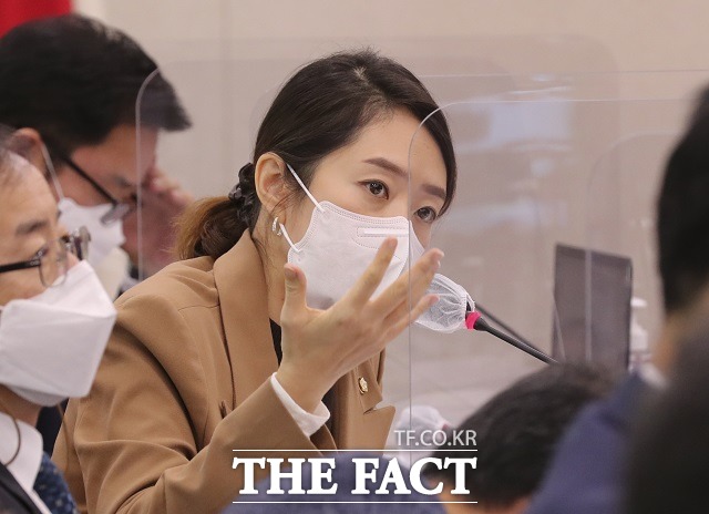 고민정 더불어민주당 의원(사진)이 대통령실 사적채용 등 논란에 대해 