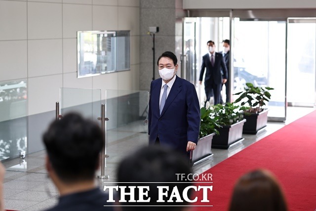 대통령실 고위관계자는 17일 오후 용산 대통령실 청사에서 브리핑을 열고 세종 제2집무실 설치 공약 관련 질문에 