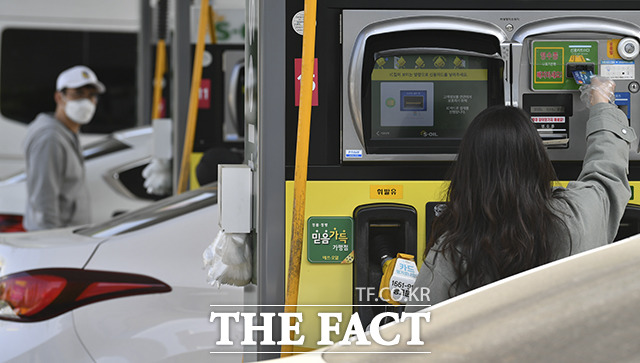 17일 한국석유공사 유가정보서비스 오피넷에 따르면 7월 둘째주(10∼14일) 전국 주유소 휘발유 평균 판매가격은 전주보다 36.1원 내린 L당 2080.7원으로 집계됐다. /더팩트 DB