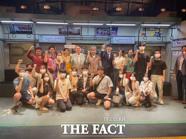 여름 휴가 중인 윤석열 대통령과 김건희 여사는 3일 오후 서울 종로구 대학로에 있는 한 극장에서 연극 '2호선 세입자'를 관람했다. 연극 관람 후 관계자들과 사진 촬영 중인 윤 대통령 부부. /대통령실 제공