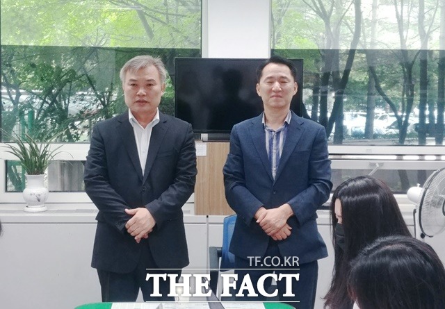 9일 대전시의회 기자실에서 더불어민주당 대전시당위원장 원외 단일 후보가 된 정기현 후보(왼쪽)가 기자회견을 열고 있다. 권중순 후보(오른쪽)도 이날 동석해 정 후보에 대한 지지를 밝혔다. / 대전=라안일 기자