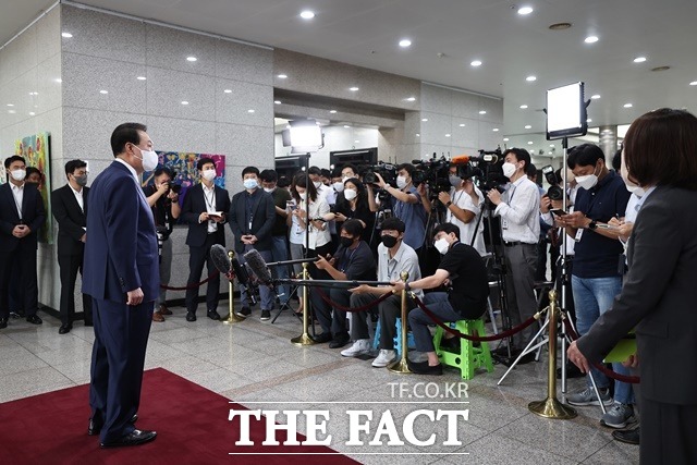 윤석열 대통령이 16일 오전 서울 용산 대통령실 청사로 출근하는 길에 출입기자들과 질의응답을 하고 있다. /대통령실 제공