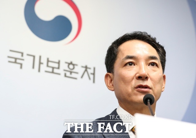 박민식 국가보훈처장이 최근 감사에서 적발된 김원웅 전 광복회장의 혐의에 대해 전 정권의 비호를 받은 것으로 보인다고 주장했다. 사진은 박민식 국가보훈처장이 19일 서울지방보훈청에서 열린 '광복회 특정감사 결과 발표 및 출입기자 간담회'에서 취재진에게 감사 결과를 발표하고 있다./뉴시스