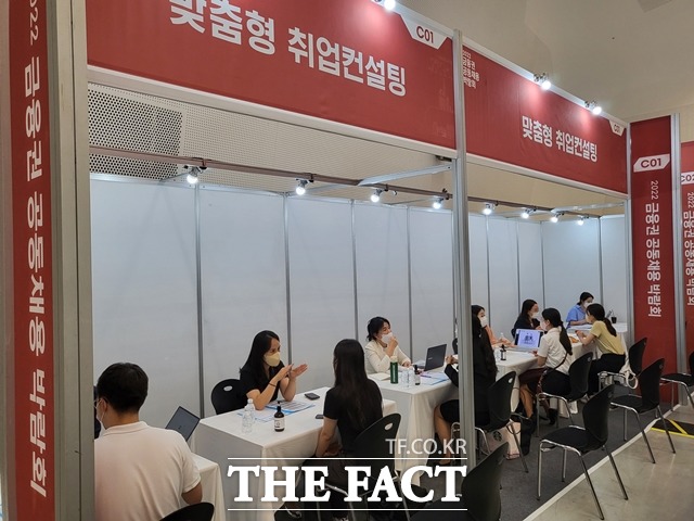 금융권 채용 박람회에는 메타버스 모의면접관, 맞춤형 취업컨설팅, 직무토크 콘서트, 해외취업관 등의 부스도 준비됐다. /정소양 기자