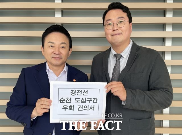 천하람 국민의힘 순천 갑 당협위원장이 원희룡 국토교통부 장관에게 경전선 순천구간을 도심 우회 노선으로 변경해 줄 것을 요청하는 건의안을 전달하고 있다.